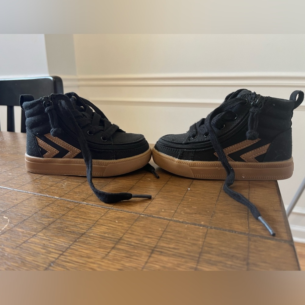 Billy’s shoes size 7M (toddler)